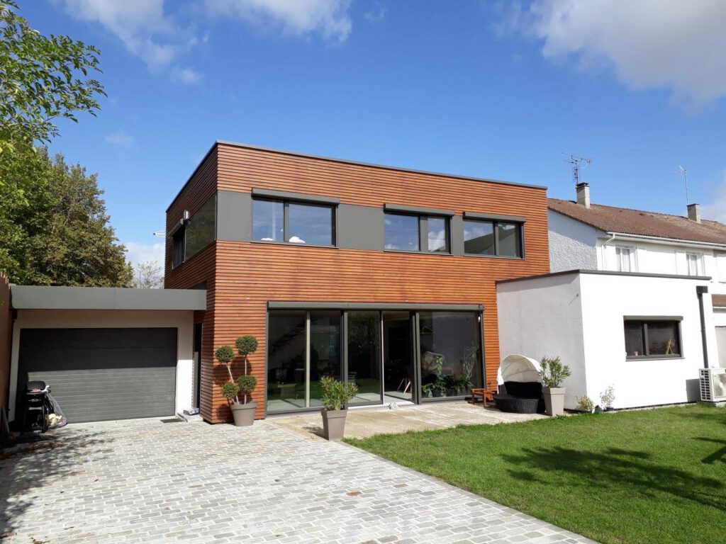 Maison ossature bois avec bardage bois et garage, réalisation Bati M2G