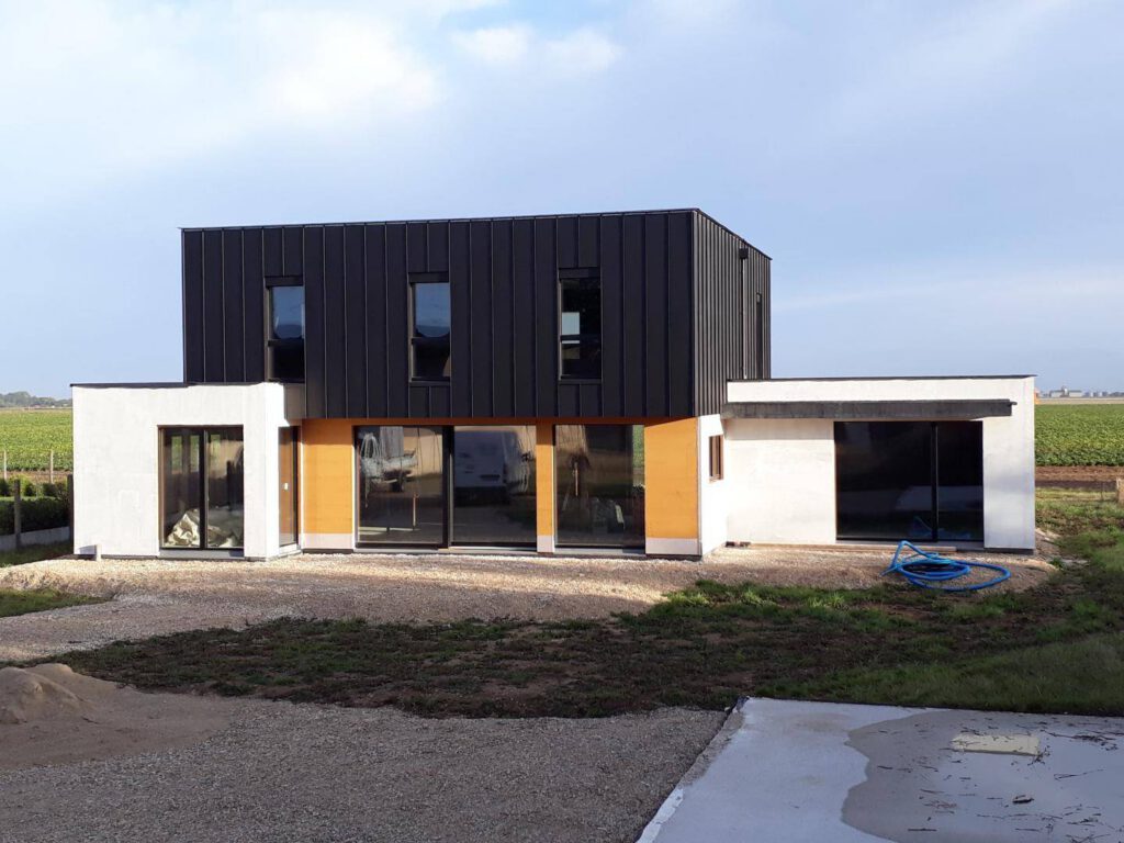Maison ossature bois contemporaine avec bardage zinc noir, construction Bati M2G