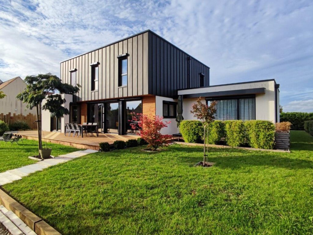 Maison ossature bois avec bardage zinc et terrasse bois, réalisation Bati M2G