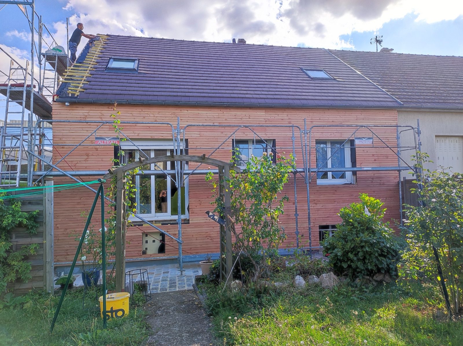 Pose de bardage bois en finition d'une rénovation Bati M2G