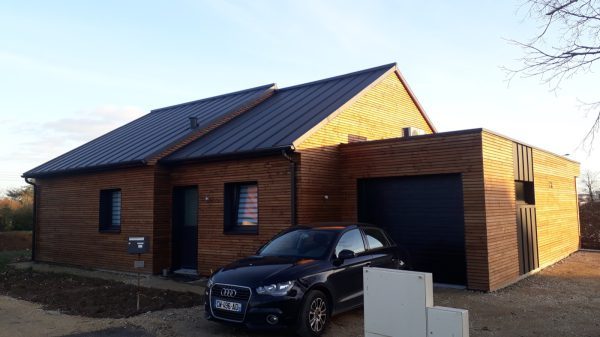 Maison à bardage bois et toit métallique construite par Bati M2G