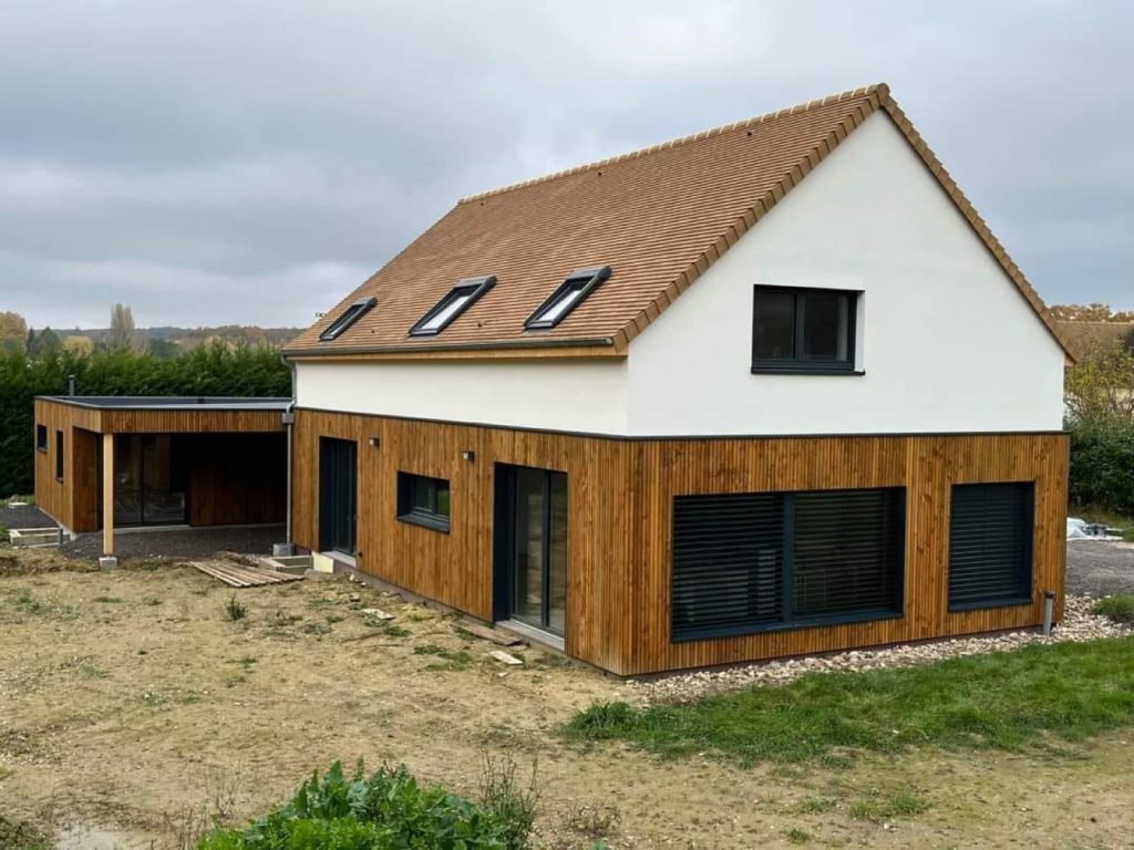 Construction d'une maison à bardage bois et toiture en tuiles, Bati M2G