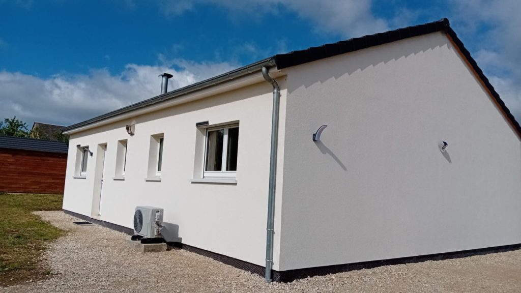 Construction d'une maison à enduit blanc en ossature bois, Bati M2G