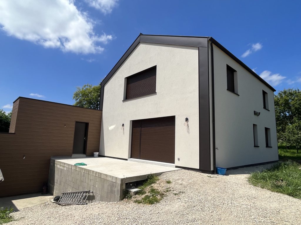 Construction d'une maison à enduit beige en ossature bois par Bati M2G