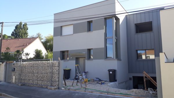 Construction d'une maison moderne à enduit gris, Bati M2G