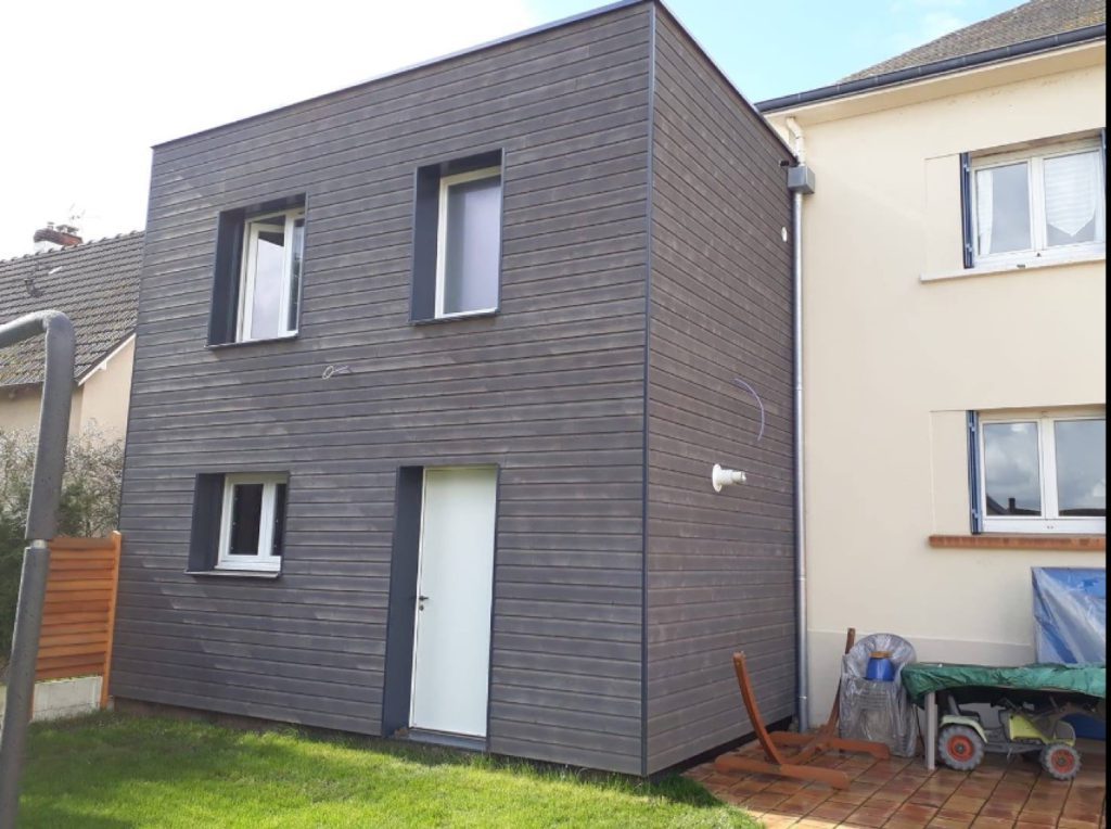 Extension à bardage gris foncé réalisée par Bati M2G