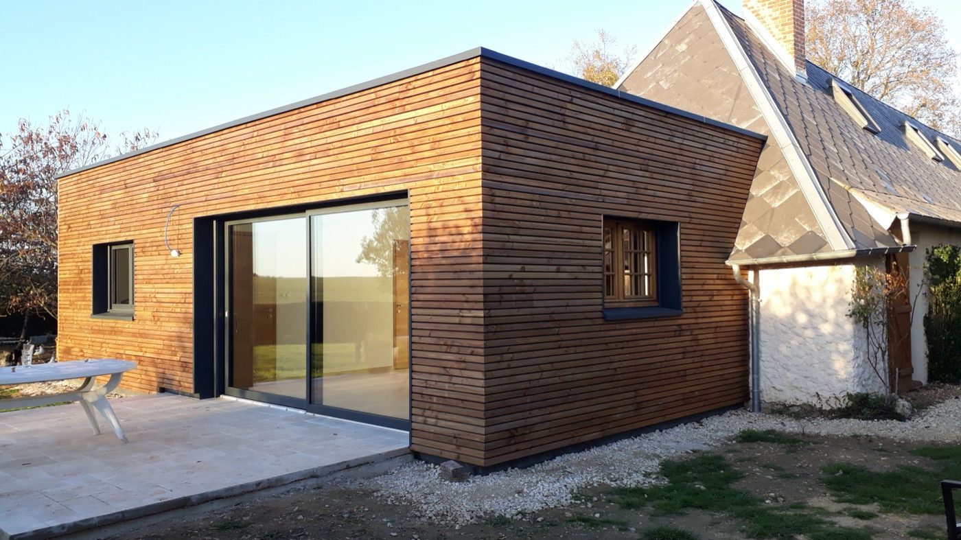 Extension bois avec grande baie vitrée réalisée par Bati M2G