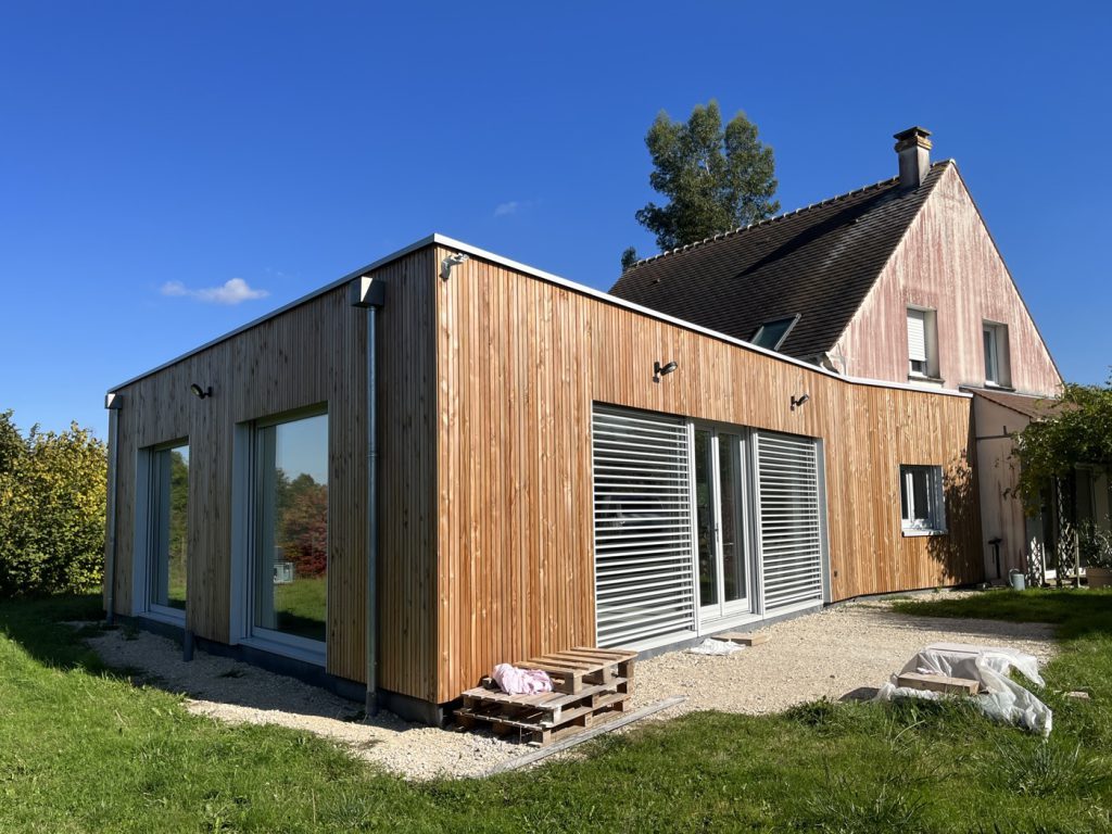 Extension en bois avec volets, réalisation Bati M2G