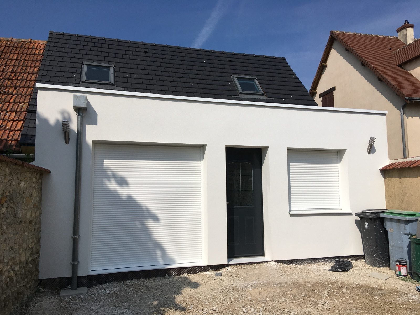 Extension de garage enduit blanc réalisée par Bati M2G
