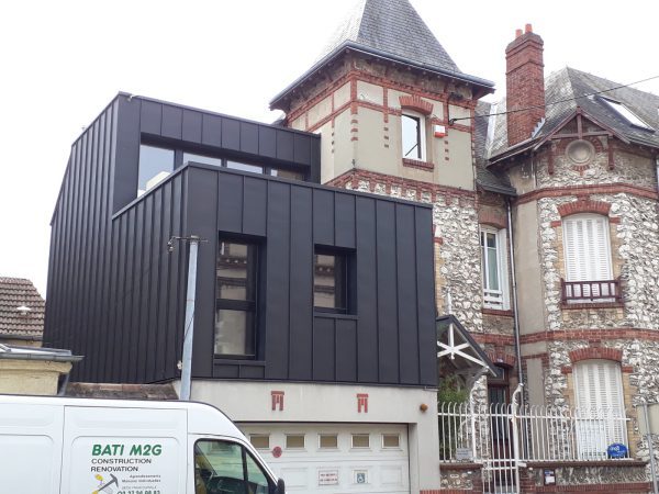 Extension en zinc sur une maison de ville, réalisation Bati M2G