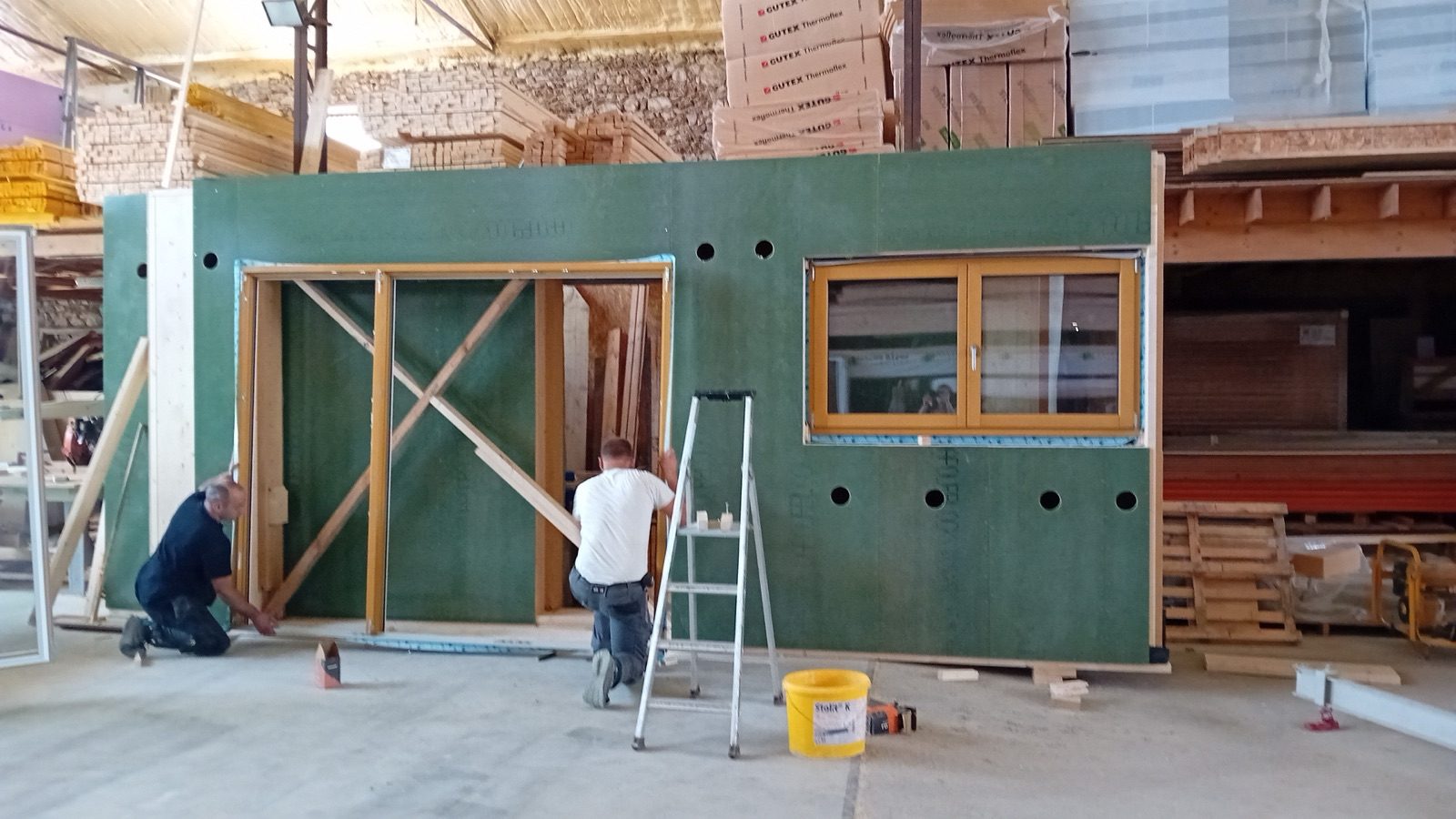 Fabrication d’un mur en ossature bois dans l’atelier Bati M2G