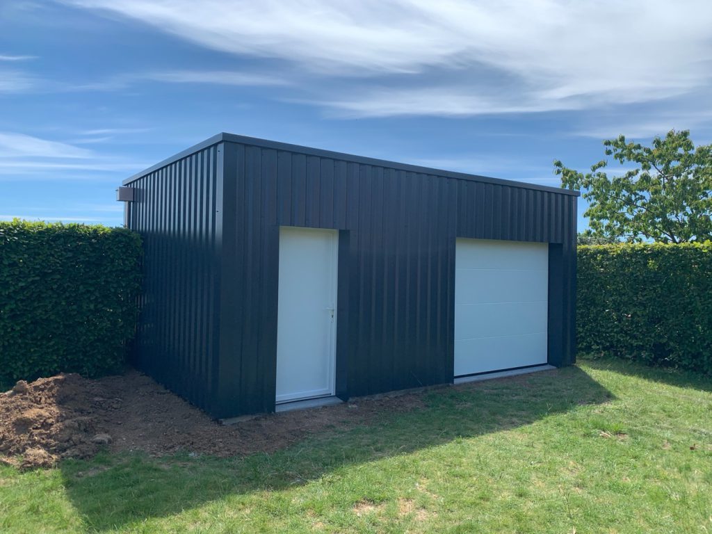 Garage indépendant à bardage métallique construit par Bati M2G