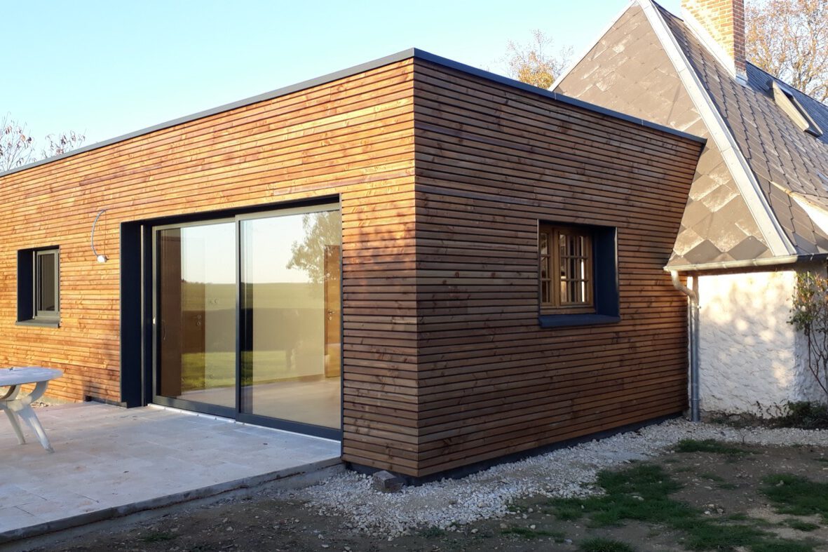 Extension bois avec grande baie vitrée coulissante, réalisation Bati M2G